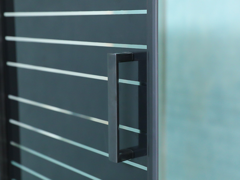 Kabina prysznicowa przesuwna SQ z czarnego profilu aluminiowego z uchwytem z podwójnymi otworami Kabina prysznicowa przesuwna SQ z czarnego profilu aluminiowego z uchwytem z podwójnymi otworami