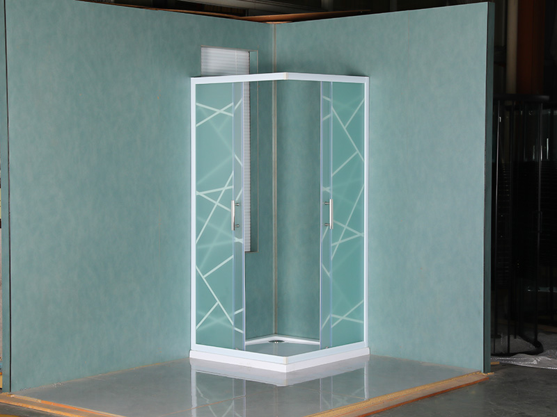 Kabina prysznicowa przesuwna SQ, matowe szkło hartowane z nadrukiem, biały profil aluminiowy, uchwyt z podwójnymi otworami, z brodzikiem Kabina prysznicowa przesuwna SQ, matowe szkło hartowane z nadrukiem, biały profil aluminiowy, uchwyt z podwójnymi otworami, z brodzikiem