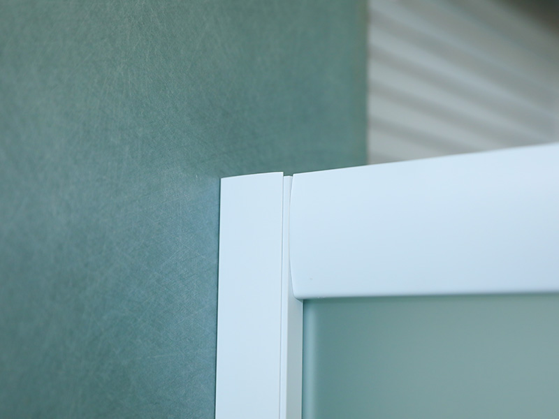 Kabina prysznicowa przesuwna SQ, matowe szkło hartowane z nadrukiem, biały profil aluminiowy, uchwyt z podwójnymi otworami, z brodzikiem Kabina prysznicowa przesuwna SQ, matowe szkło hartowane z nadrukiem, biały profil aluminiowy, uchwyt z podwójnymi otworami, z brodzikiem