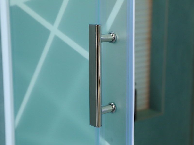 Kabina prysznicowa przesuwna SQ, matowe szkło hartowane z nadrukiem, biały profil aluminiowy, uchwyt z podwójnymi otworami, z brodzikiem Kabina prysznicowa przesuwna SQ, matowe szkło hartowane z nadrukiem, biały profil aluminiowy, uchwyt z podwójnymi otworami, z brodzikiem