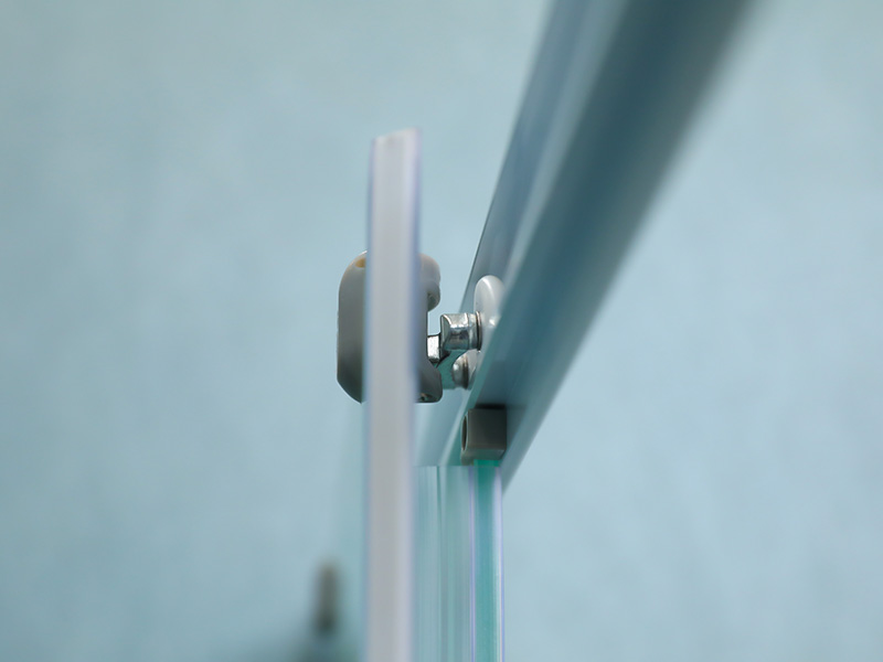 Kabina prysznicowa przesuwna SQ, matowe szkło hartowane z nadrukiem, biały profil aluminiowy, uchwyt z podwójnymi otworami, z brodzikiem Kabina prysznicowa przesuwna SQ, matowe szkło hartowane z nadrukiem, biały profil aluminiowy, uchwyt z podwójnymi otworami, z brodzikiem