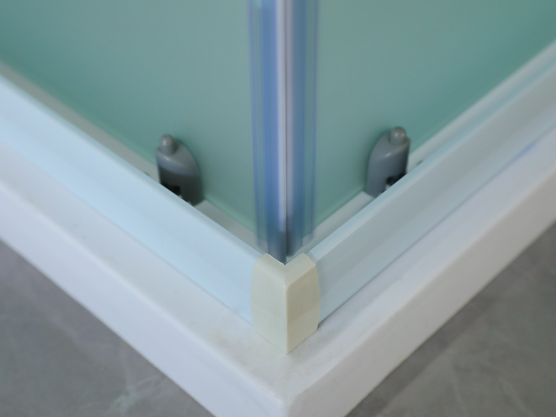 Kabina prysznicowa przesuwna SQ, matowe szkło hartowane z nadrukiem, biały profil aluminiowy, uchwyt z podwójnymi otworami, z brodzikiem Kabina prysznicowa przesuwna SQ, matowe szkło hartowane z nadrukiem, biały profil aluminiowy, uchwyt z podwójnymi otworami, z brodzikiem