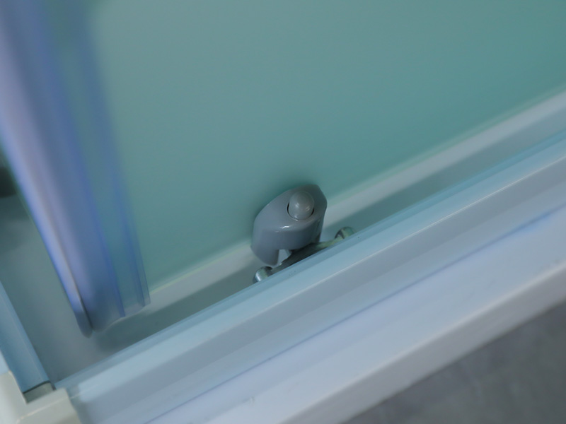 Kabina prysznicowa przesuwna SQ, matowe szkło hartowane z nadrukiem, biały profil aluminiowy, uchwyt z podwójnymi otworami, z brodzikiem Kabina prysznicowa przesuwna SQ, matowe szkło hartowane z nadrukiem, biały profil aluminiowy, uchwyt z podwójnymi otworami, z brodzikiem