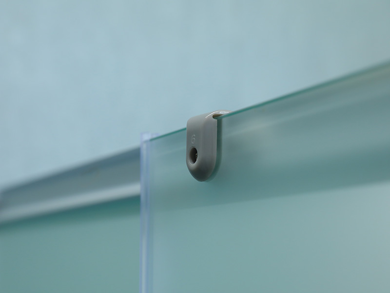 Kabina prysznicowa przesuwna SQ, matowe szkło hartowane z nadrukiem, biały profil aluminiowy, uchwyt z podwójnymi otworami, z brodzikiem Kabina prysznicowa przesuwna SQ, matowe szkło hartowane z nadrukiem, biały profil aluminiowy, uchwyt z podwójnymi otworami, z brodzikiem