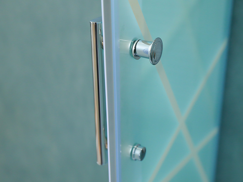 Kabina prysznicowa przesuwna SQ, matowe szkło hartowane z nadrukiem, biały profil aluminiowy, uchwyt z podwójnymi otworami, z brodzikiem Kabina prysznicowa przesuwna SQ, matowe szkło hartowane z nadrukiem, biały profil aluminiowy, uchwyt z podwójnymi otworami, z brodzikiem