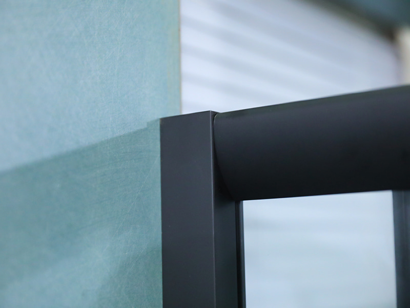 Kabina prysznicowa przesuwna RE, przezroczyste szkło hartowane z nadrukiem, czarny profil aluminiowy, uchwyt z podwójnymi otworami, z tacą Kabina prysznicowa przesuwna RE, przezroczyste szkło hartowane z nadrukiem, czarny profil aluminiowy, uchwyt z podwójnymi otworami, z tacą