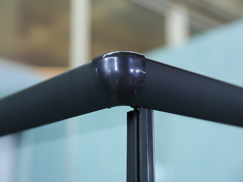 Kabina prysznicowa przesuwna RE, przezroczyste szkło hartowane z nadrukiem, czarny profil aluminiowy, uchwyt z podwójnymi otworami, z tacą Kabina prysznicowa przesuwna RE, przezroczyste szkło hartowane z nadrukiem, czarny profil aluminiowy, uchwyt z podwójnymi otworami, z tacą