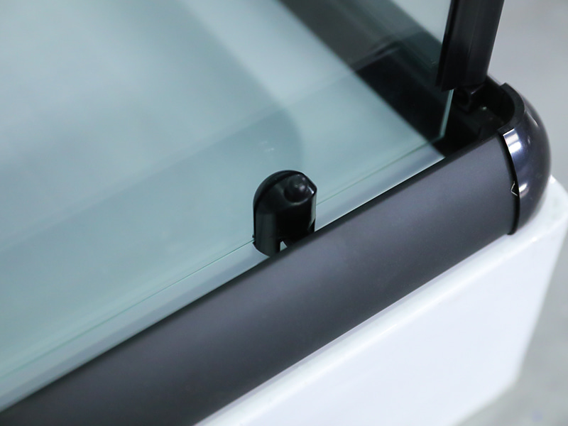 Kabina prysznicowa przesuwna RE, przezroczyste szkło hartowane z nadrukiem, czarny profil aluminiowy, uchwyt z podwójnymi otworami, z tacą Kabina prysznicowa przesuwna RE, przezroczyste szkło hartowane z nadrukiem, czarny profil aluminiowy, uchwyt z podwójnymi otworami, z tacą