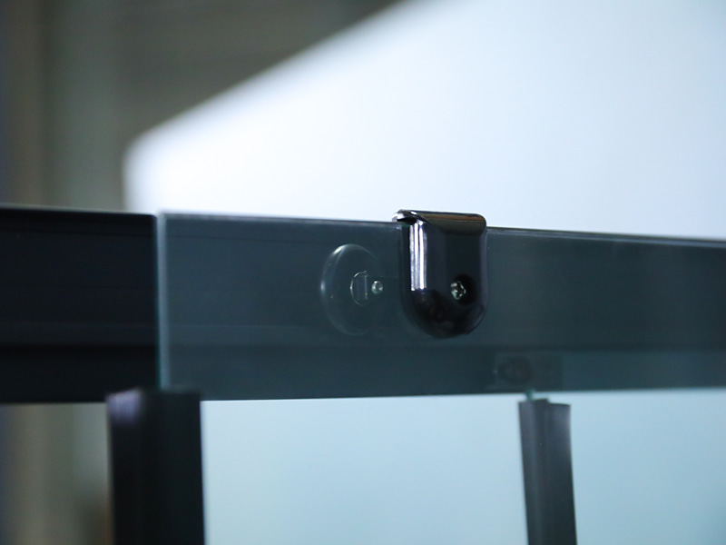 Kabina prysznicowa przesuwna RE, przezroczyste szkło hartowane z nadrukiem, czarny profil aluminiowy, uchwyt z podwójnymi otworami, z tacą Kabina prysznicowa przesuwna RE, przezroczyste szkło hartowane z nadrukiem, czarny profil aluminiowy, uchwyt z podwójnymi otworami, z tacą