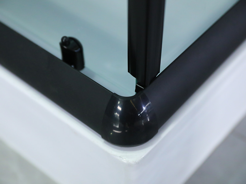 Kabina prysznicowa przesuwna RE, przezroczyste szkło hartowane z nadrukiem, czarny profil aluminiowy, uchwyt z podwójnymi otworami, z tacą Kabina prysznicowa przesuwna RE, przezroczyste szkło hartowane z nadrukiem, czarny profil aluminiowy, uchwyt z podwójnymi otworami, z tacą