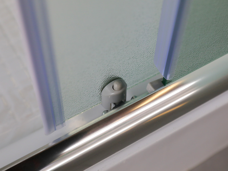 Kabina prysznicowa przesuwna RE, matowe szkło hartowane, profil aluminiowy chromowany, uchwyt z podwójnymi otworami, z brodzikiem Kabina prysznicowa przesuwna RE, matowe szkło hartowane, profil aluminiowy chromowany, uchwyt z podwójnymi otworami, z brodzikiem