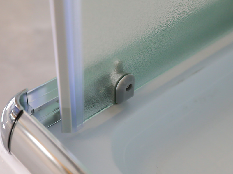 Kabina prysznicowa przesuwna RE, matowe szkło hartowane, profil aluminiowy chromowany, uchwyt z podwójnymi otworami, z brodzikiem Kabina prysznicowa przesuwna RE, matowe szkło hartowane, profil aluminiowy chromowany, uchwyt z podwójnymi otworami, z brodzikiem