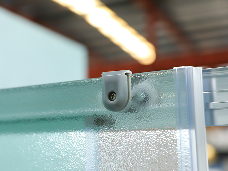 Kabina prysznicowa przesuwna RE, matowe szkło hartowane, profil aluminiowy chromowany, uchwyt z podwójnymi otworami, z brodzikiem Kabina prysznicowa przesuwna RE, matowe szkło hartowane, profil aluminiowy chromowany, uchwyt z podwójnymi otworami, z brodzikiem