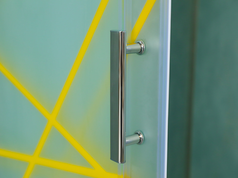 Kabina prysznicowa przesuwna RE, matowe szkło hartowane z nadrukiem, złoty profil aluminiowy, uchwyt z podwójnymi otworami, z brodzikiem Kabina prysznicowa przesuwna RE, matowe szkło hartowane z nadrukiem, złoty profil aluminiowy, uchwyt z podwójnymi otworami, z brodzikiem