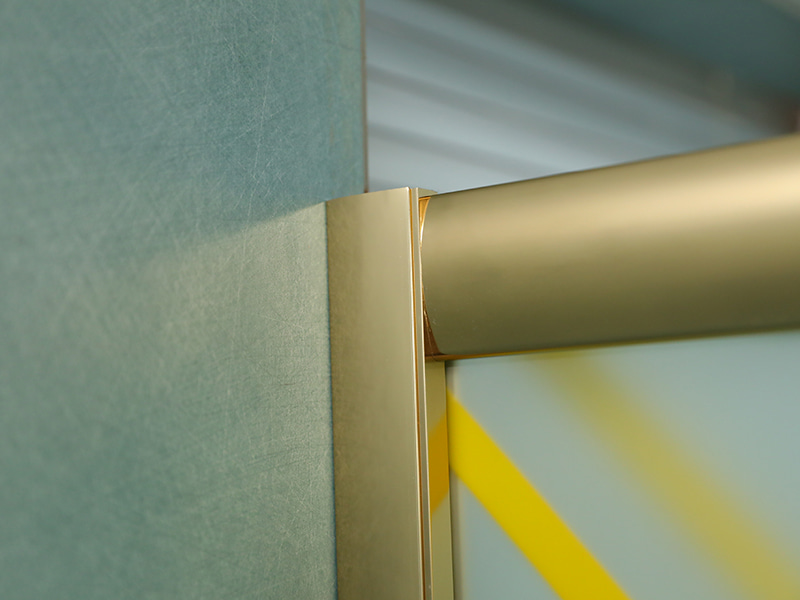 Kabina prysznicowa przesuwna RE, matowe szkło hartowane z nadrukiem, złoty profil aluminiowy, uchwyt z podwójnymi otworami, z brodzikiem Kabina prysznicowa przesuwna RE, matowe szkło hartowane z nadrukiem, złoty profil aluminiowy, uchwyt z podwójnymi otworami, z brodzikiem