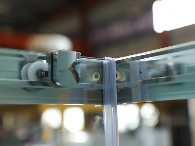 Kabina prysznicowa przesuwna RE, przezroczyste szkło hartowane, profil aluminiowy chromowany, uchwyt z podwójnymi otworami, z tacą Kabina prysznicowa przesuwna RE, przezroczyste szkło hartowane, profil aluminiowy chromowany, uchwyt z podwójnymi otworami, z tacą