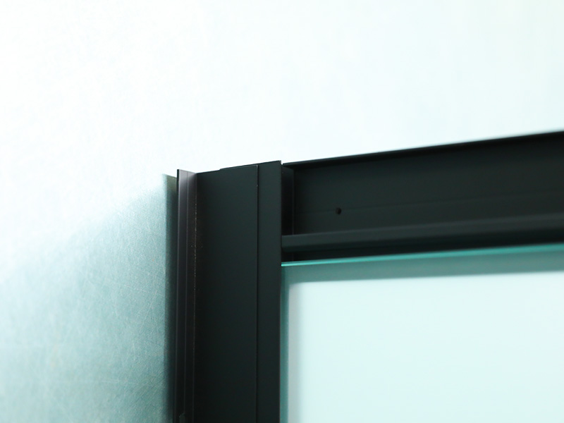 Kabina prysznicowa przesuwna SQ, matowe szkło hartowane z nadrukiem, czarny profil aluminiowy, uchwyt z podwójnymi otworami, z tacą Kabina prysznicowa przesuwna SQ, matowe szkło hartowane z nadrukiem, czarny profil aluminiowy, uchwyt z podwójnymi otworami, z tacą