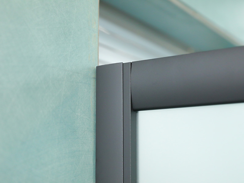 Kabina prysznicowa przesuwna SQ, matowe szkło hartowane z nadrukiem, czarny profil aluminiowy, uchwyt z podwójnymi otworami, z tacą Kabina prysznicowa przesuwna SQ, matowe szkło hartowane z nadrukiem, czarny profil aluminiowy, uchwyt z podwójnymi otworami, z tacą