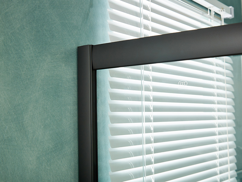 Kabina prysznicowa przesuwna SQ, przezroczyste szkło hartowane, czarny profil aluminiowy, uchwyt z podwójnymi otworami, z tacą Kabina prysznicowa przesuwna SQ, przezroczyste szkło hartowane, czarny profil aluminiowy, uchwyt z podwójnymi otworami, z tacą