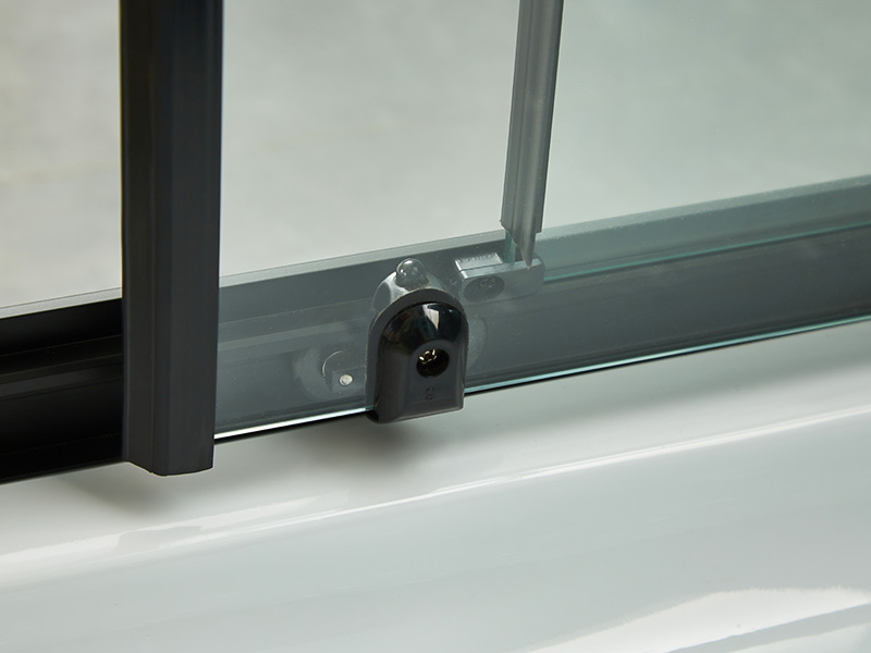 Kabina prysznicowa przesuwna SQ, przezroczyste szkło hartowane, czarny profil aluminiowy, uchwyt z podwójnymi otworami, z tacą Kabina prysznicowa przesuwna SQ, przezroczyste szkło hartowane, czarny profil aluminiowy, uchwyt z podwójnymi otworami, z tacą