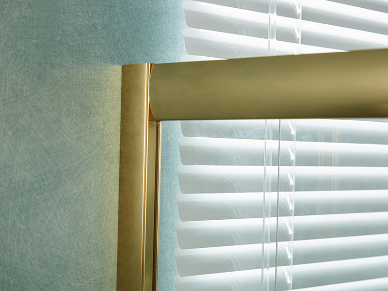 Przesuwana kabina prysznicowa SE, przezroczyste szkło hartowane, złoty profil aluminiowy, uchwyt z podwójnymi otworami, bez brodzika Przesuwana kabina prysznicowa SE, przezroczyste szkło hartowane, złoty profil aluminiowy, uchwyt z podwójnymi otworami, bez brodzika