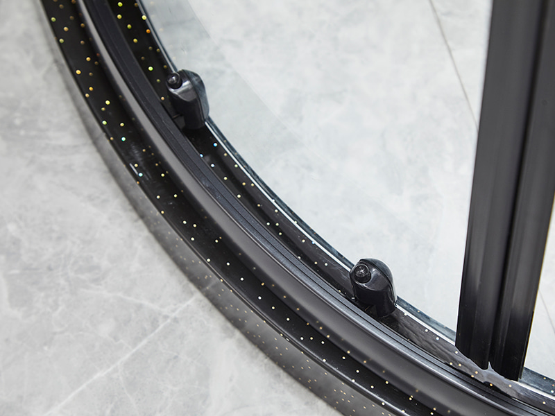 Kabina prysznicowa przesuwna SE, przezroczyste szkło hartowane, czarny profil aluminiowy, uchwyt z podwójnymi otworami, bez brodzika Kabina prysznicowa przesuwna SE, przezroczyste szkło hartowane, czarny profil aluminiowy, uchwyt z podwójnymi otworami, bez brodzika