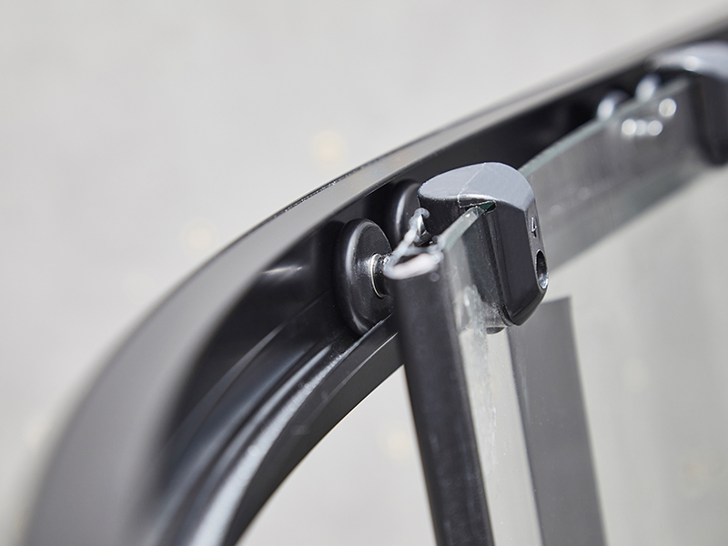 Kabina prysznicowa przesuwna SE, przezroczyste szkło hartowane, czarny profil aluminiowy, uchwyt z podwójnymi otworami, bez brodzika Kabina prysznicowa przesuwna SE, przezroczyste szkło hartowane, czarny profil aluminiowy, uchwyt z podwójnymi otworami, bez brodzika